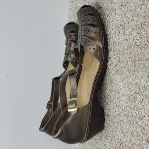 Clarks Wendy Sandals Closed Toe T Strap Pewter Cutout Sides Leather WOmens 11